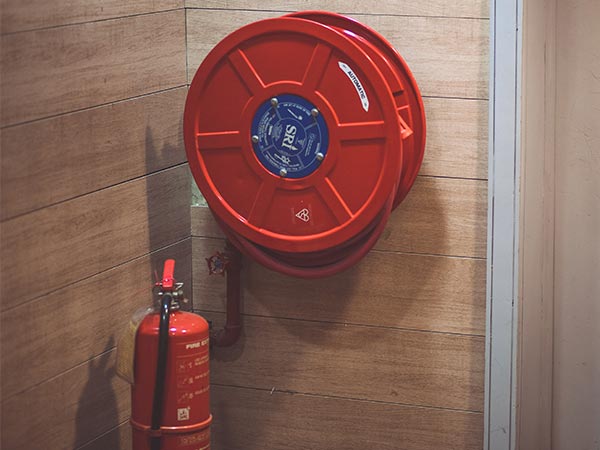 Installation d'extincteur dans un bâtiment